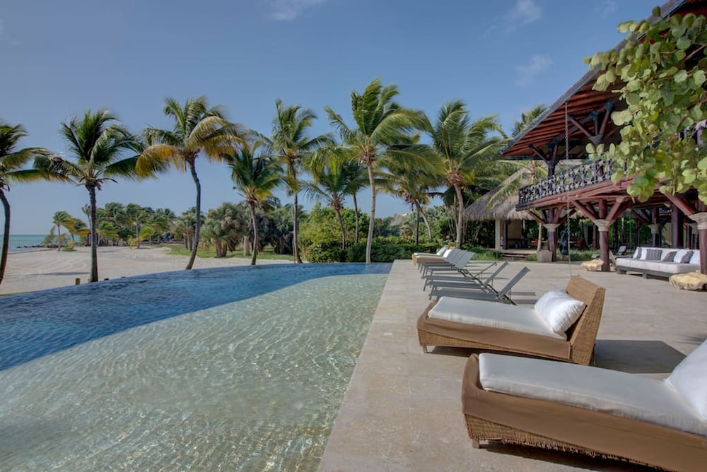 6 BR Beachfront Lush Oasis