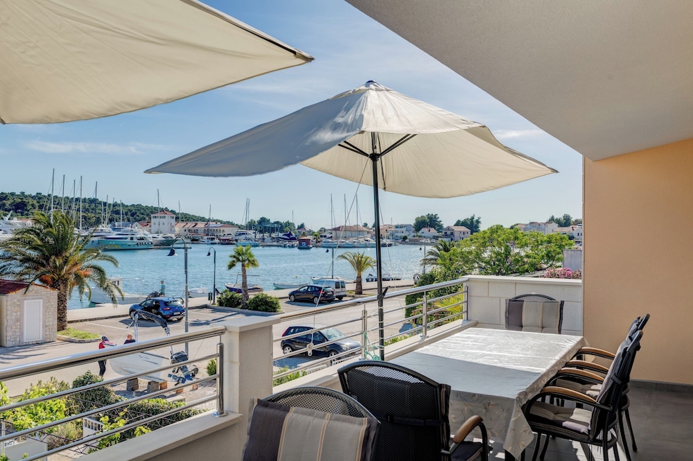 Seafront apartments Marija with terrace and mooring