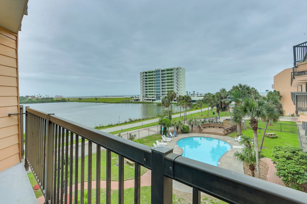 Lovely Galveston Condo: Walk to Seawall & Beach!