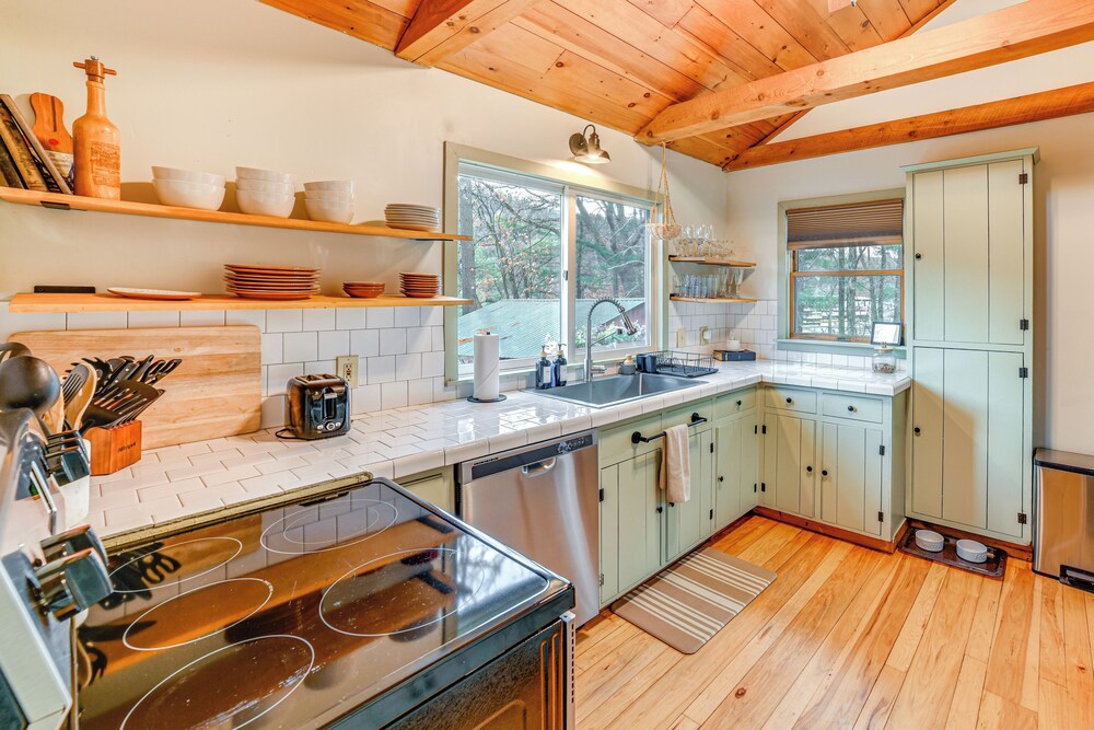 Cozy Cottage Near Hiking & Skiing!