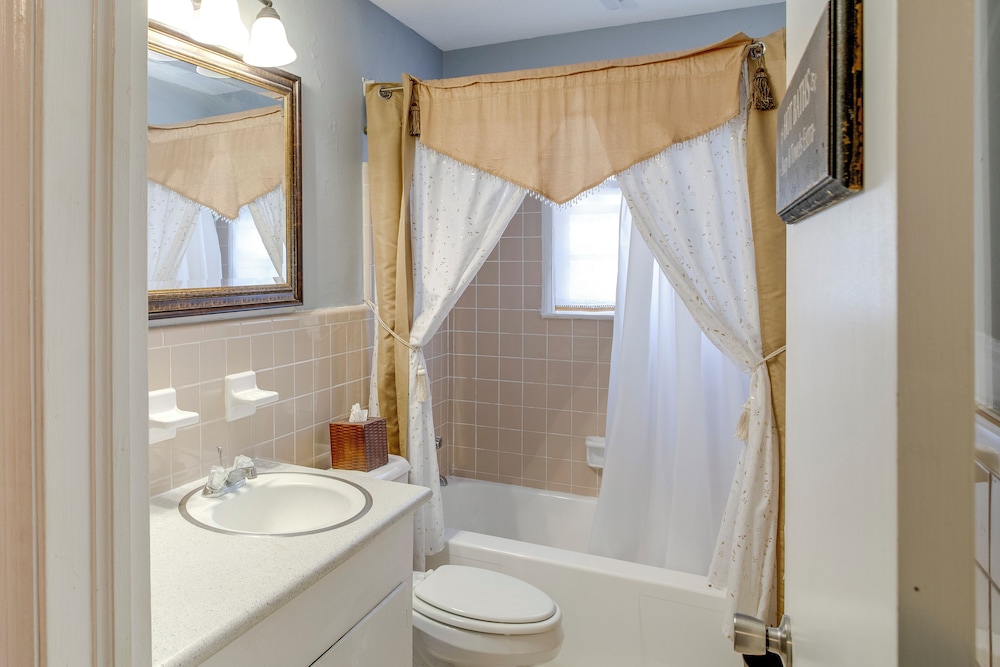 2 Mi to Downtown Columbia: Home w/ Theater Room!