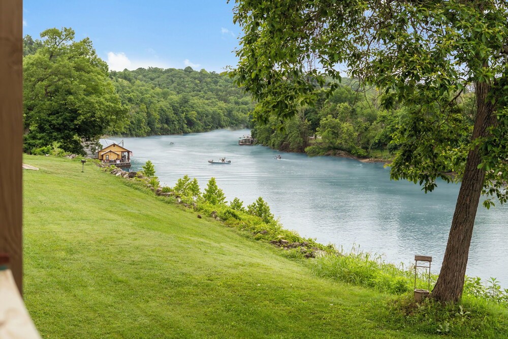 On Lake Time Taneycomo - Amazing Views view 5