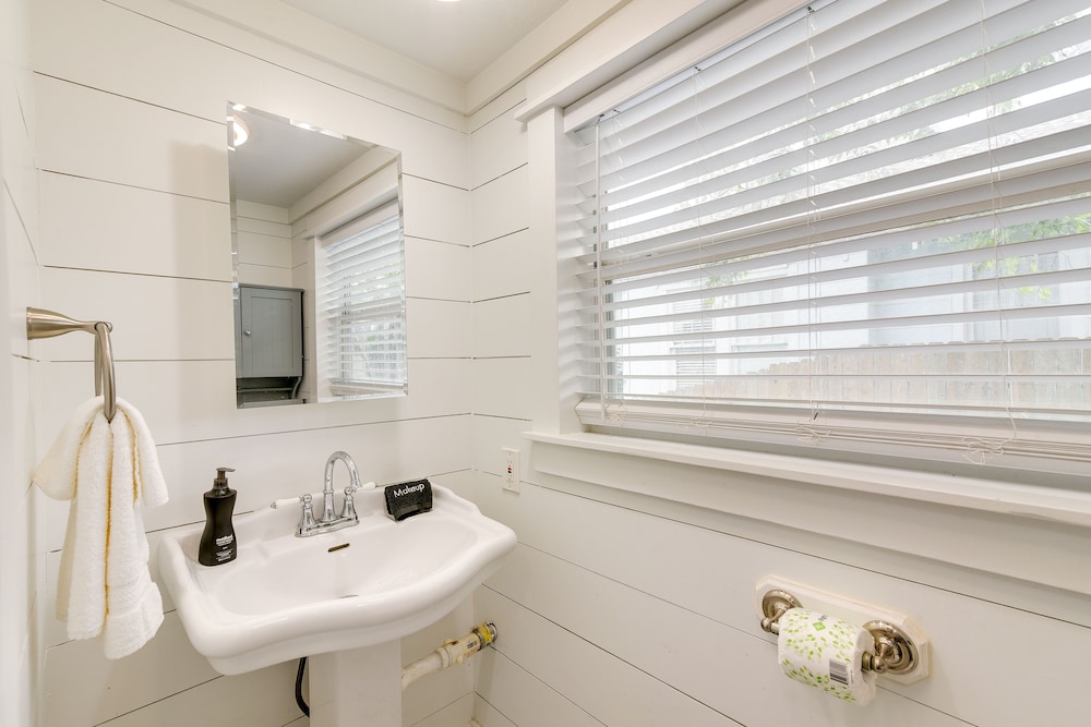Galveston Vacation Rental: Deck & Central Location