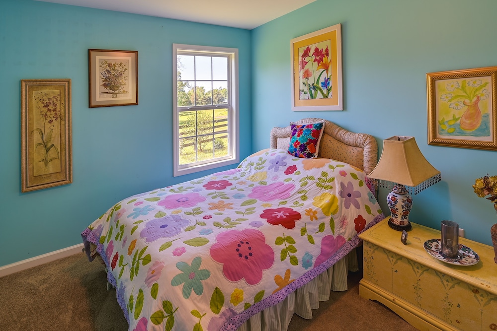 Cozy Georgetown Cottage on a Working Horse Farm!