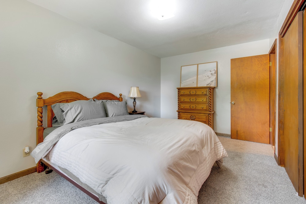 9 Mi to Downtown Rushville: Cozy Getaway w/ Grill