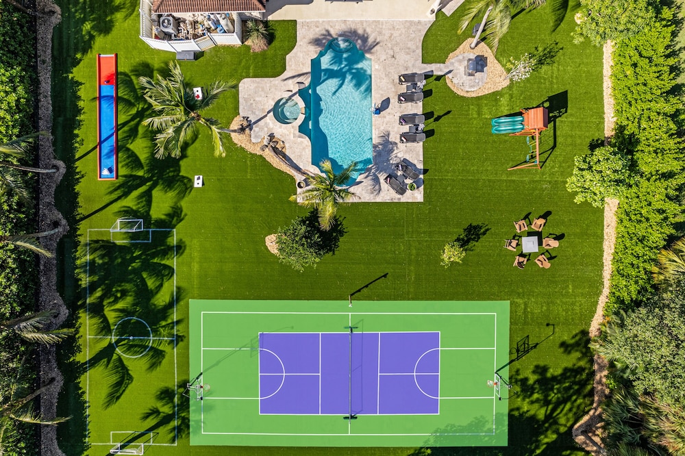 Luxurious 7-Bedroom Villa with Pool & Games