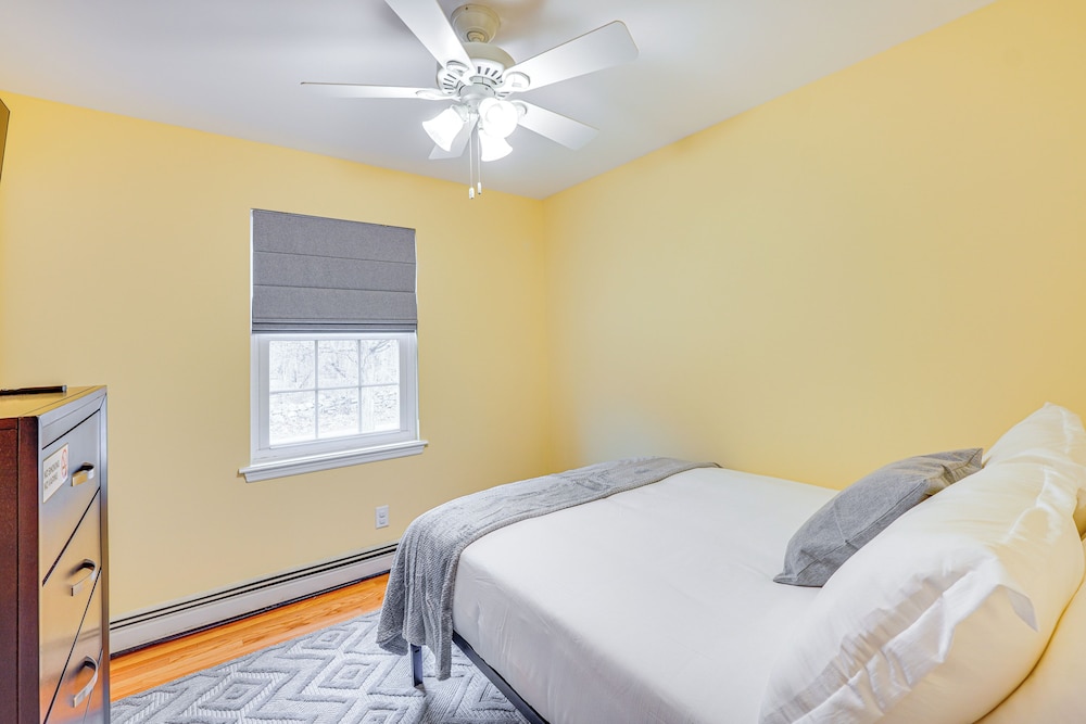 4 Mi to Hudson River: Cozy Newburgh Home!
