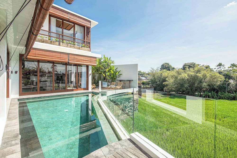 5-br Beach Villa in Canggu Overlooking Rice Fields
