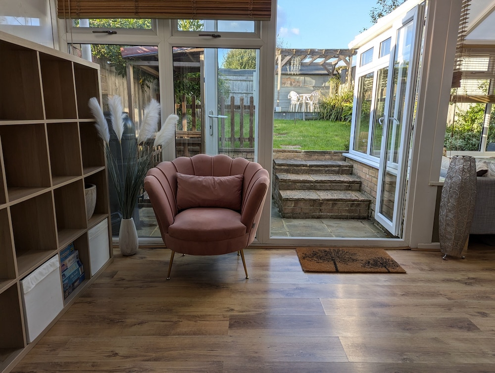 Modern 3B Eastbourne Retreat: Tranquil & Cozy Stay