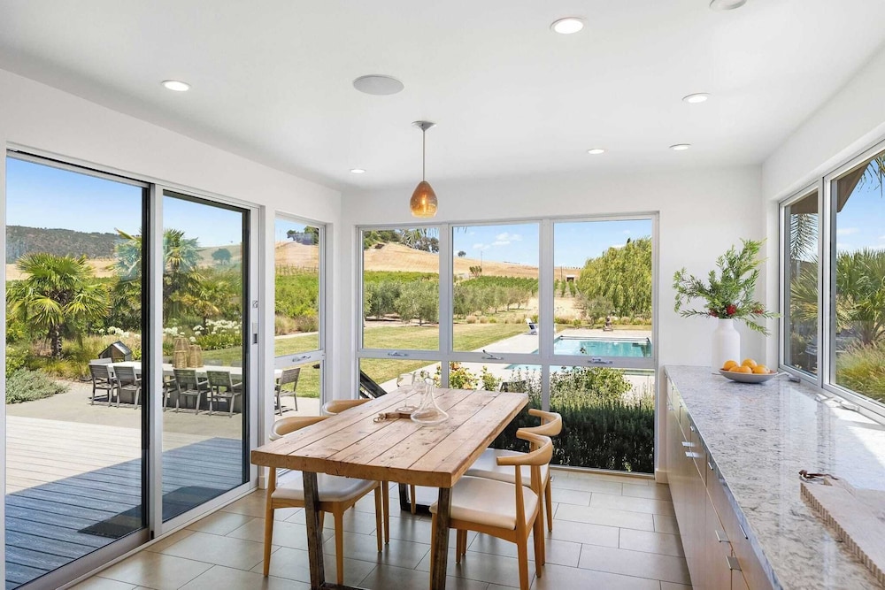 Coplan Vineyards by Avantstay 10-acre Estate w/ Pool, Spa, Bocce & Designer Interiors