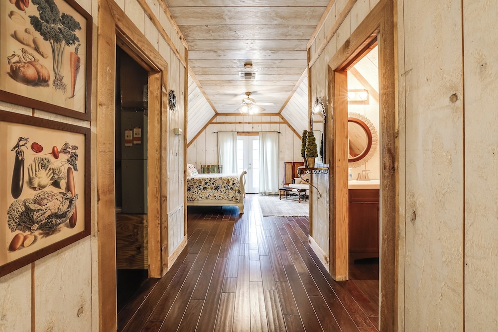 Chic 'tree House' Studio ~ 24 Mi to Bandera!