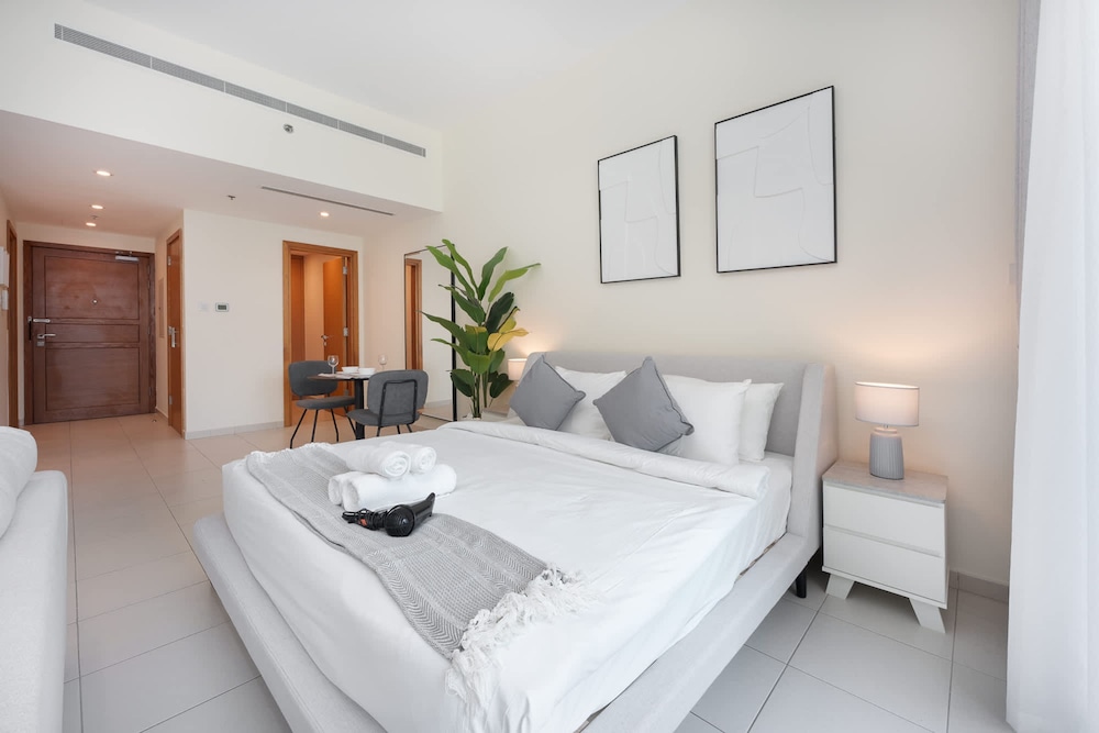 Minimalist and Modern Studio in Business Bay
