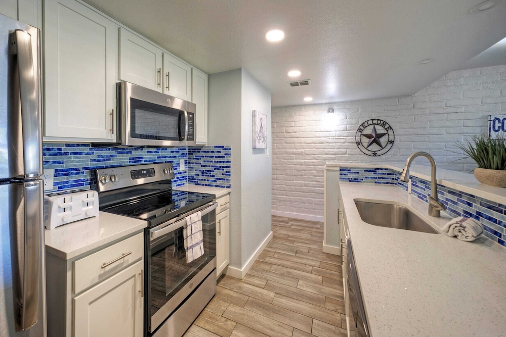 Sleeps 20 3 Condos w/ Beach Access, Pool, Tennis Courts Sea Sands Complex