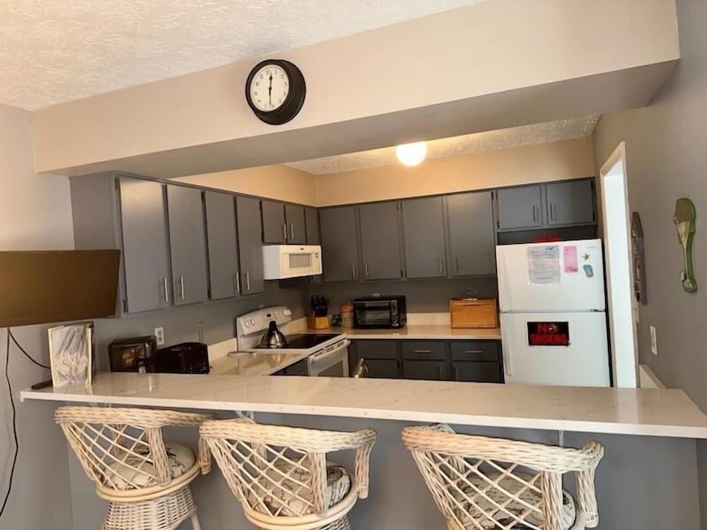 Sea Grove 2 Bedroom Condo by Redawning