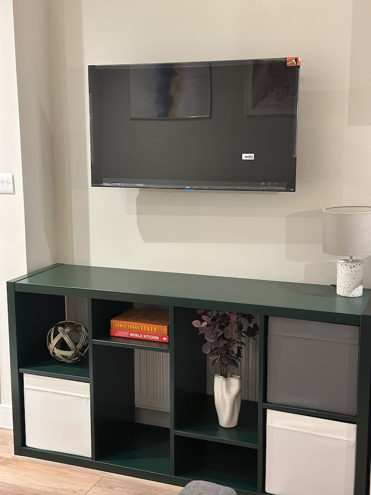 Renovatedapartmentsleeps4-freeparking-tv