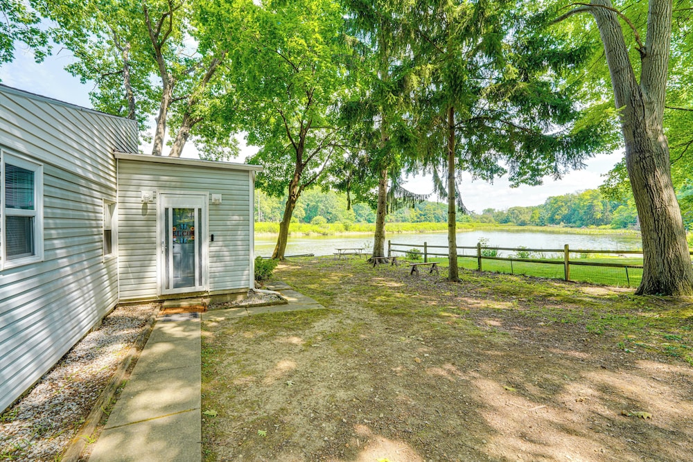 Cozy House on Meadowbrook Lake: Serene, Scenic!