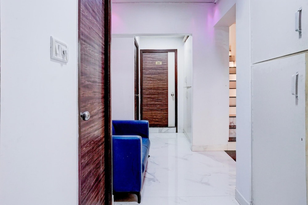 Comfy Stays at Lokhandwala Andheri West