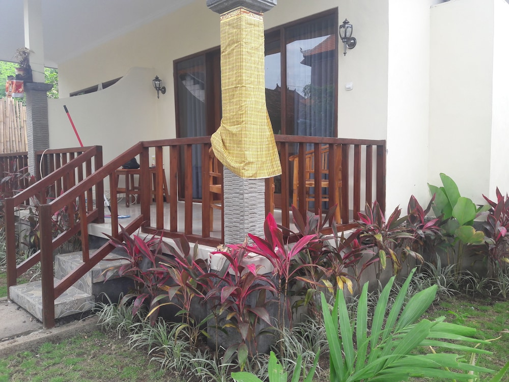 Pemuntalan Guesthouse by WizZeLa