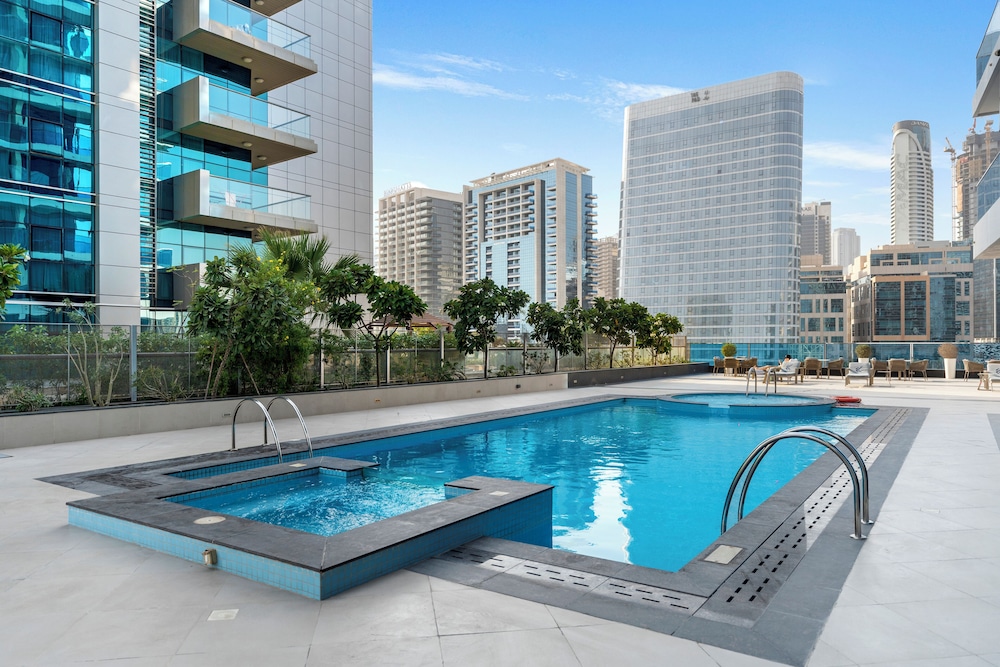 Chic 1BR Canal View at Waves Tower