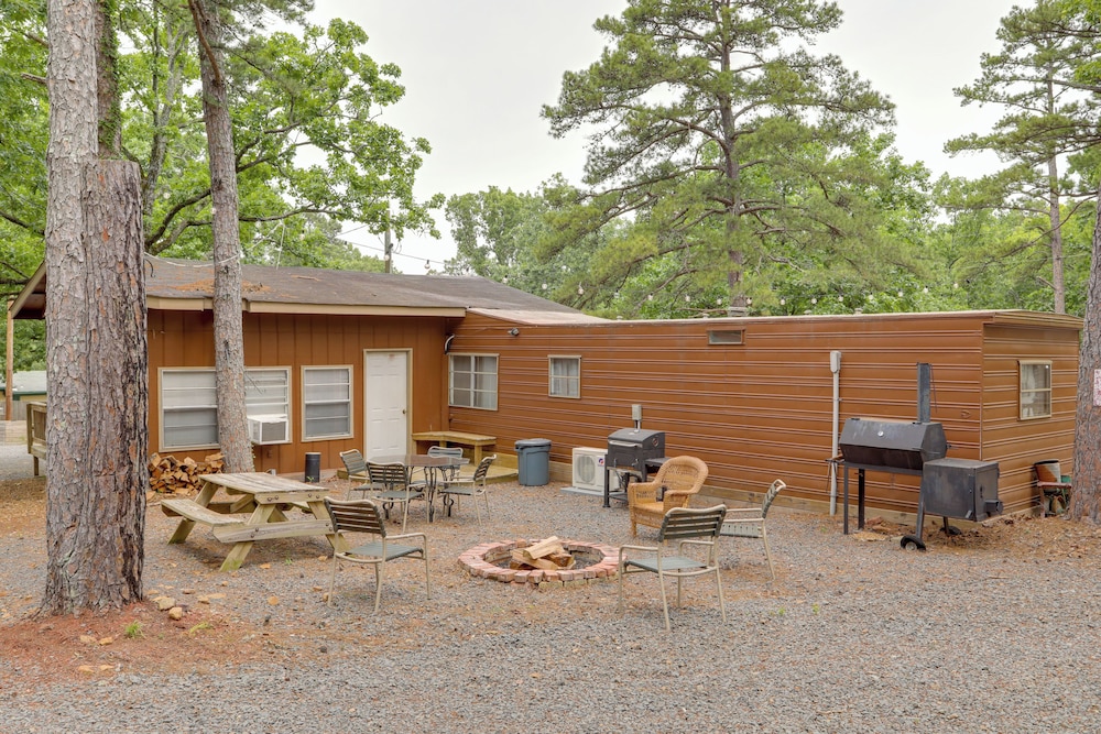 Greers Ferry Lake Escape: Cabin w/ Pool Access