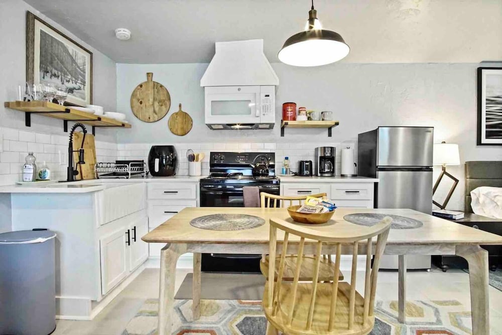 Oklahoma City Vacations - 3-story 6-bedroom 4 Bathrooms 3min-asian Dist - Property Image 4