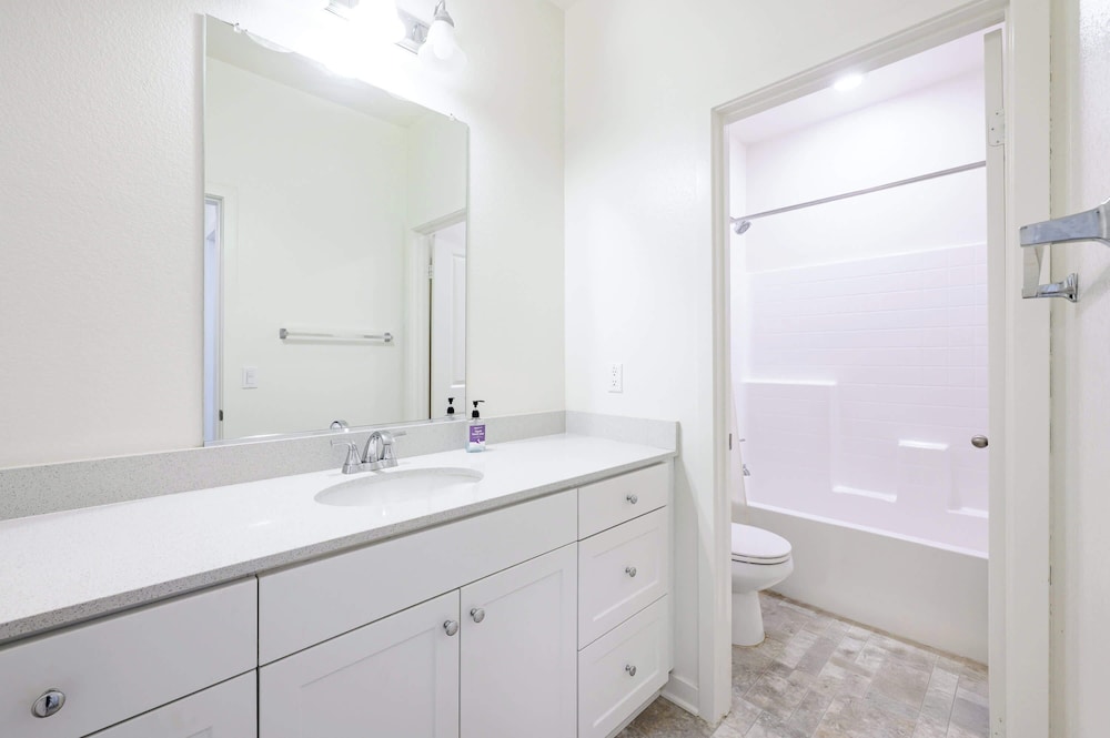 Sunny & Stylish Near LA 4BR Home w Desks & Lounge