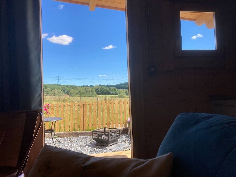 Captivating 1-bed Lodge in Chesterfield view 2