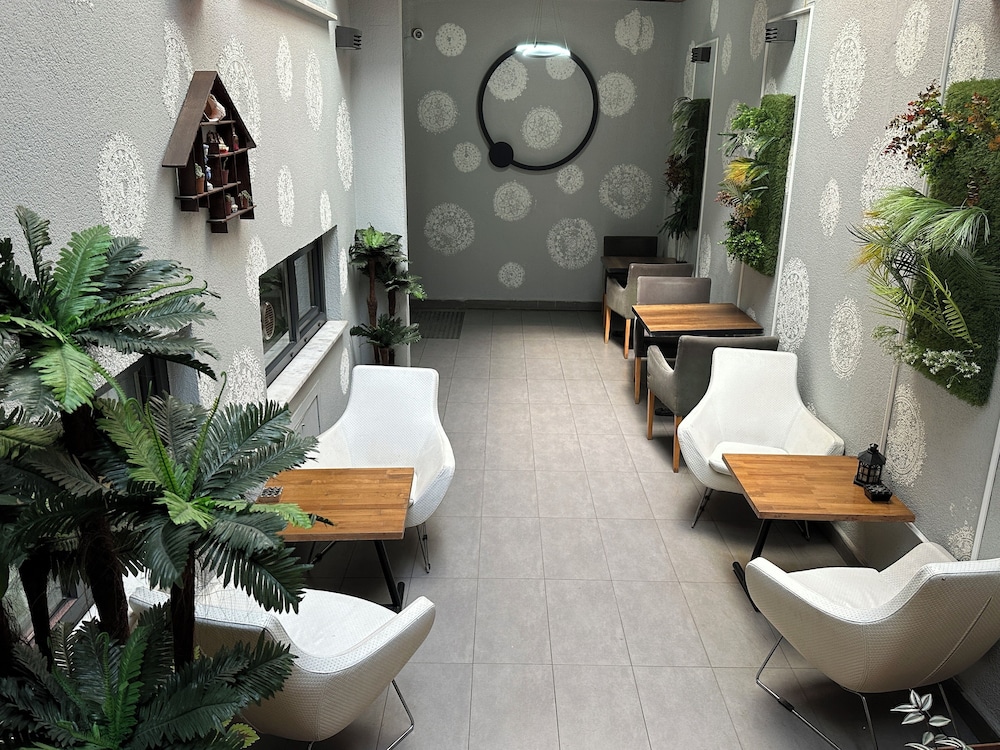 Black Art Otel - Image 21