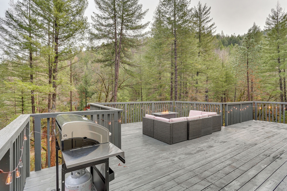 Private Cabin w/ Forest Views & Grill in Lakehead!