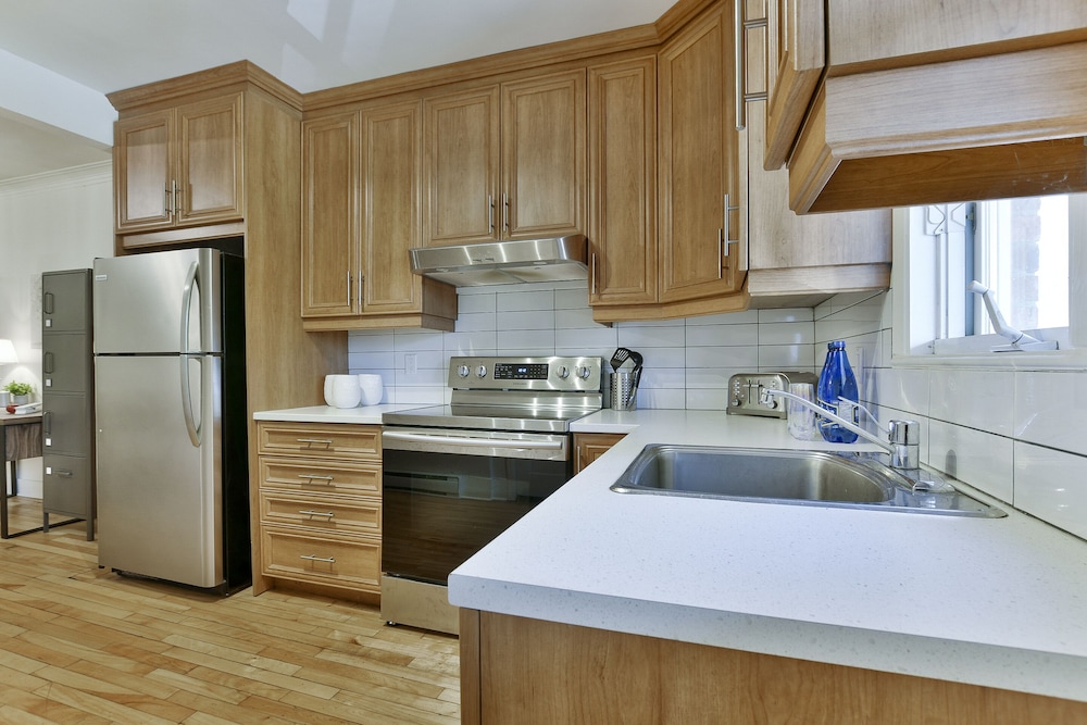 Lovely 1BR - 5mins from Laurier Metro
