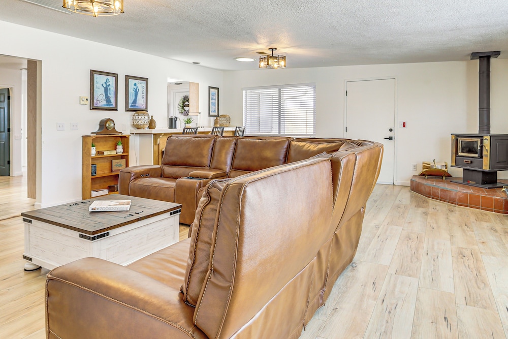 9 Mi to Joshua Tree NP: Yucca Valley Home w/ Pool
