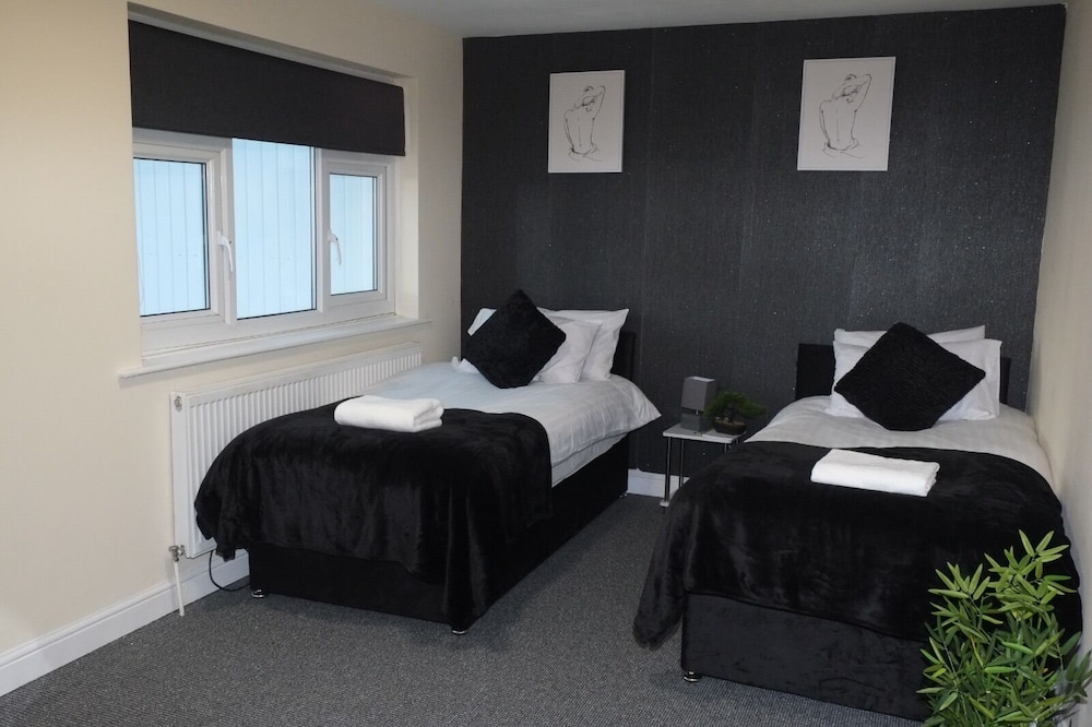 Nottingham 5-br, Sleeps 11 w/ Garden & Parking