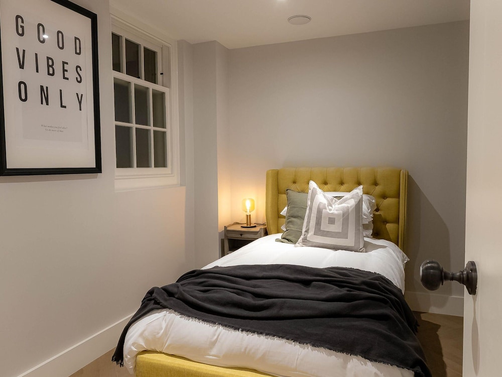 Three Bedroom Near Brick Lane by Belvilla