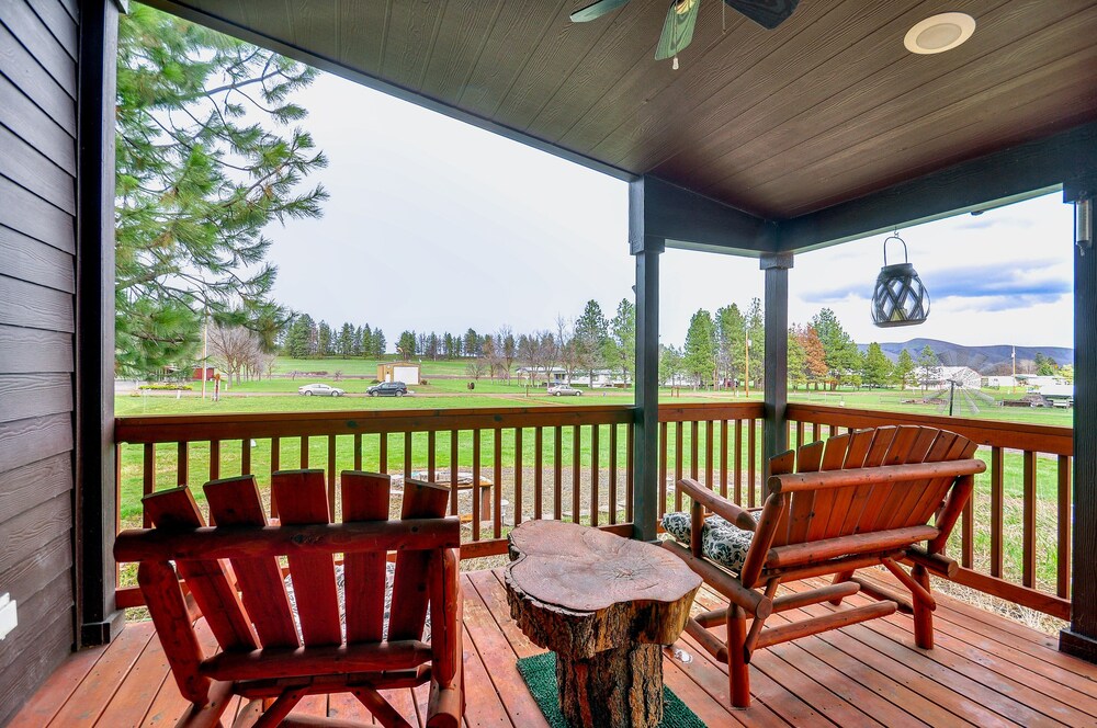 Oregon Cabin on Pine Hollow Reservoir w/ Mtn View! in Tygh Valley, US
