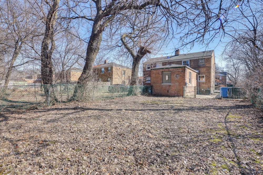 2 Mi to Calumet Park & Beach: Windy City Escape!
