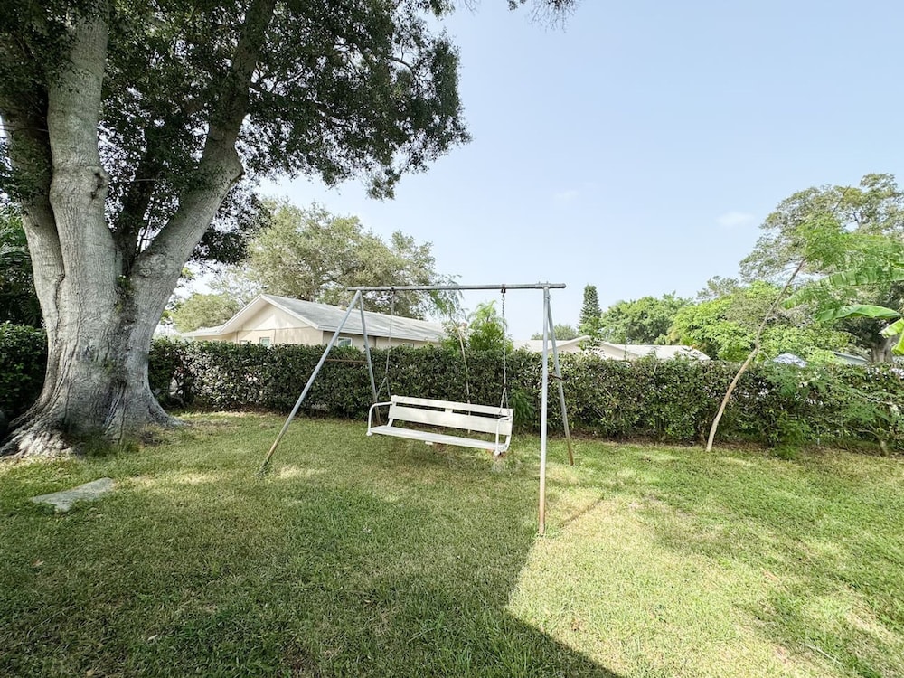 Home Close to Saint Pete Pier new Spacious