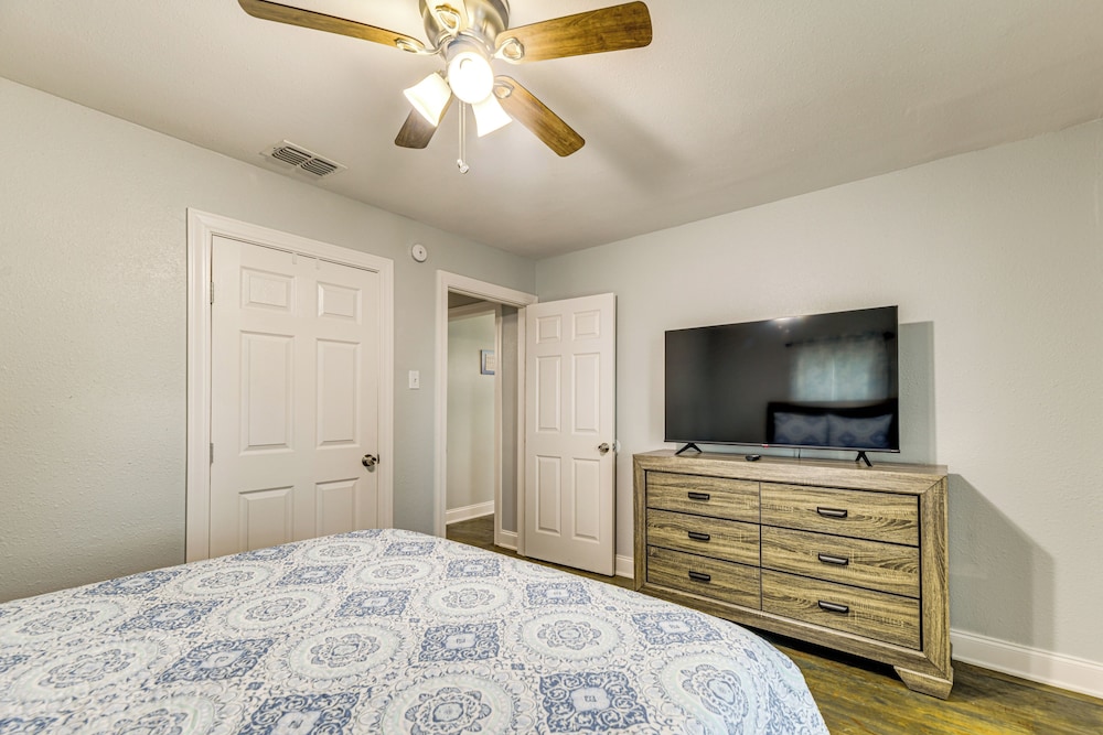 3 Mi to Beach: Family Home in Corpus Christi!