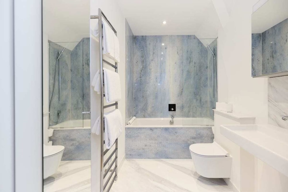The Charm of Chelsea - Modern 4bdr With Shared Courtyard