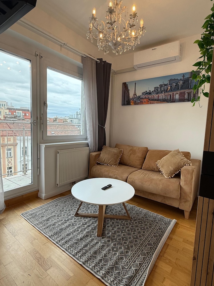 Stylish 1BR Apt Balcony AC City Center