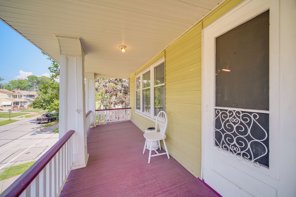 2 Mi to Zoo: Charming Apt w/ Balcony in Cleveland