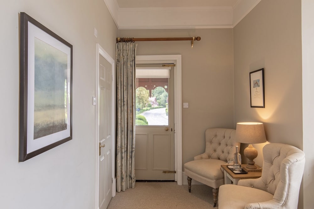 Aylesbury Vacations - The Five Arrows Hotel - Property Image 14
