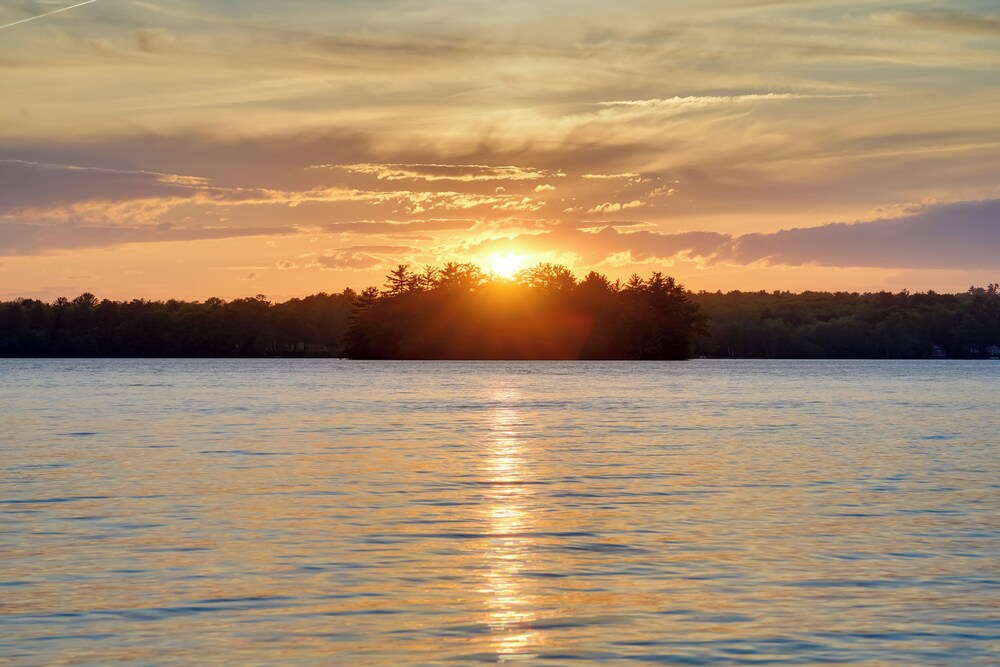 Peaceful Lakefront Maine Cabin w/ Sunset Views