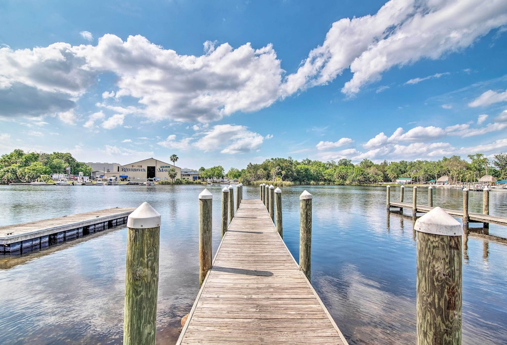 Homosassa House w/ Fire Pit < 2 Miles to River!
