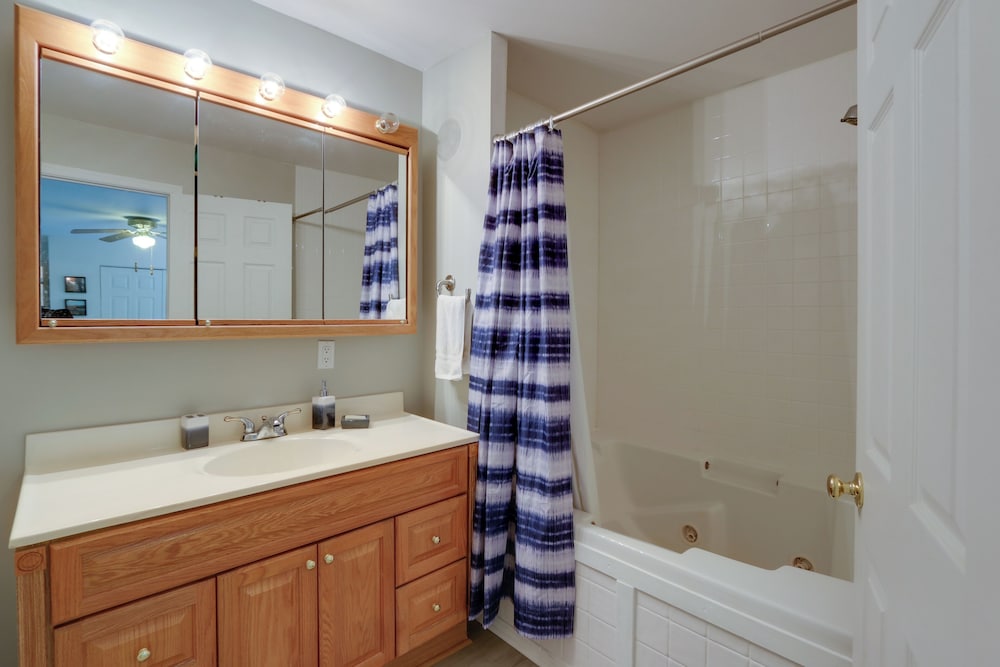 Harpers Ferry Cabin - Walk to Private Lake! - Property Image 19