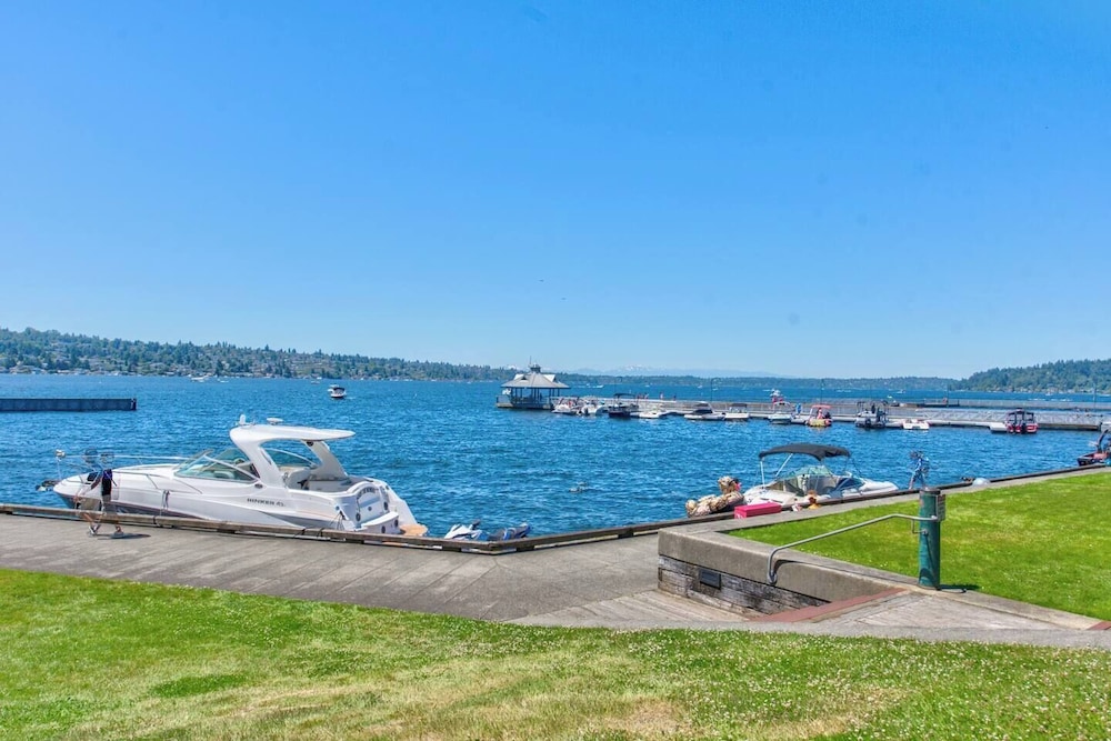 Lakeview Home in Renton, Walk to Beach, AC, Fenced