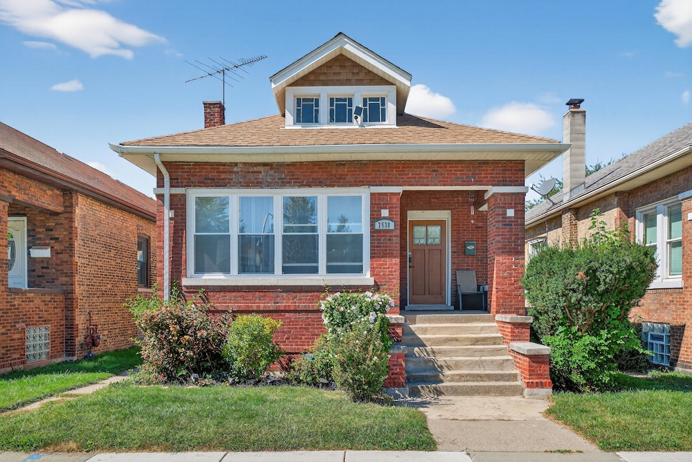 Chicago Getaway With Pool Table & Modern Comfort 3 Bedroom Home