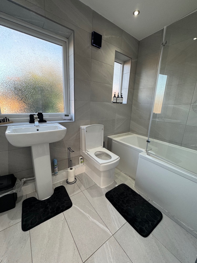 Airport House - Long Stays, Near Hospital!