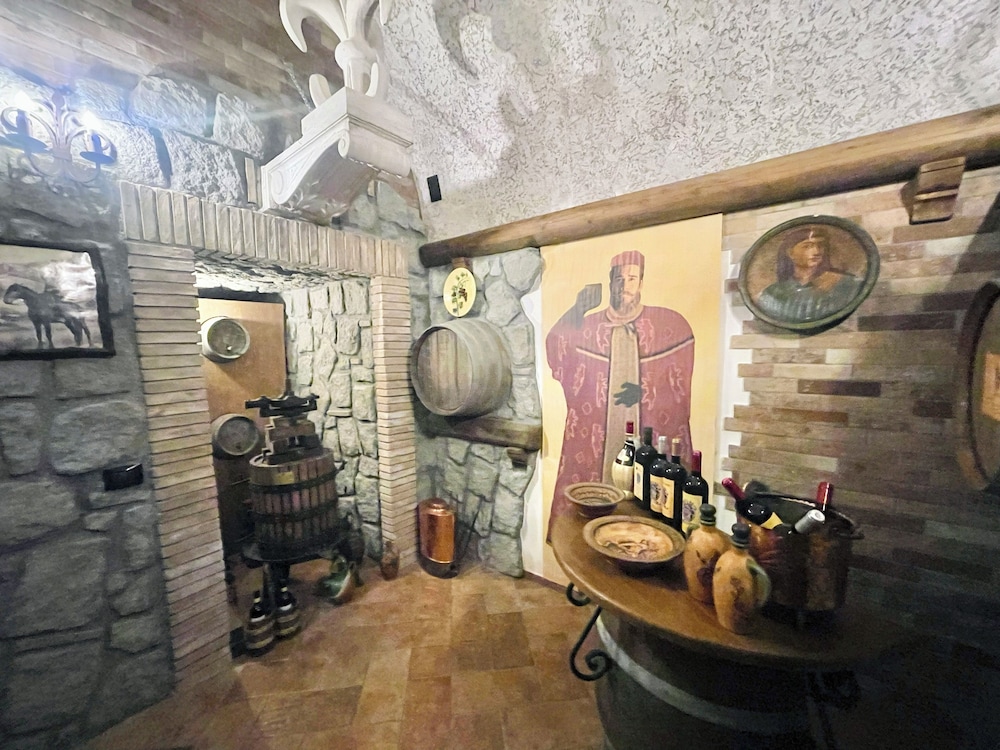 Charming Villa in Umbria - Sleeps 16 - Lake View - Pool, Jacuzzi and Events Room