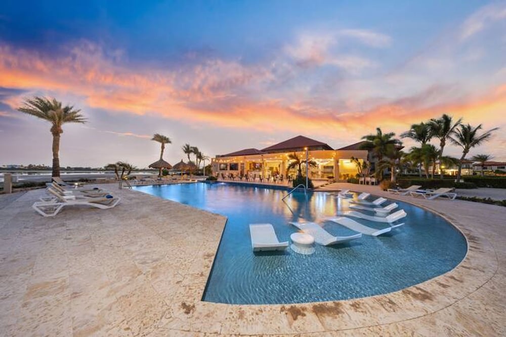 1BR Gold Coast Pools Tennis Gym Security