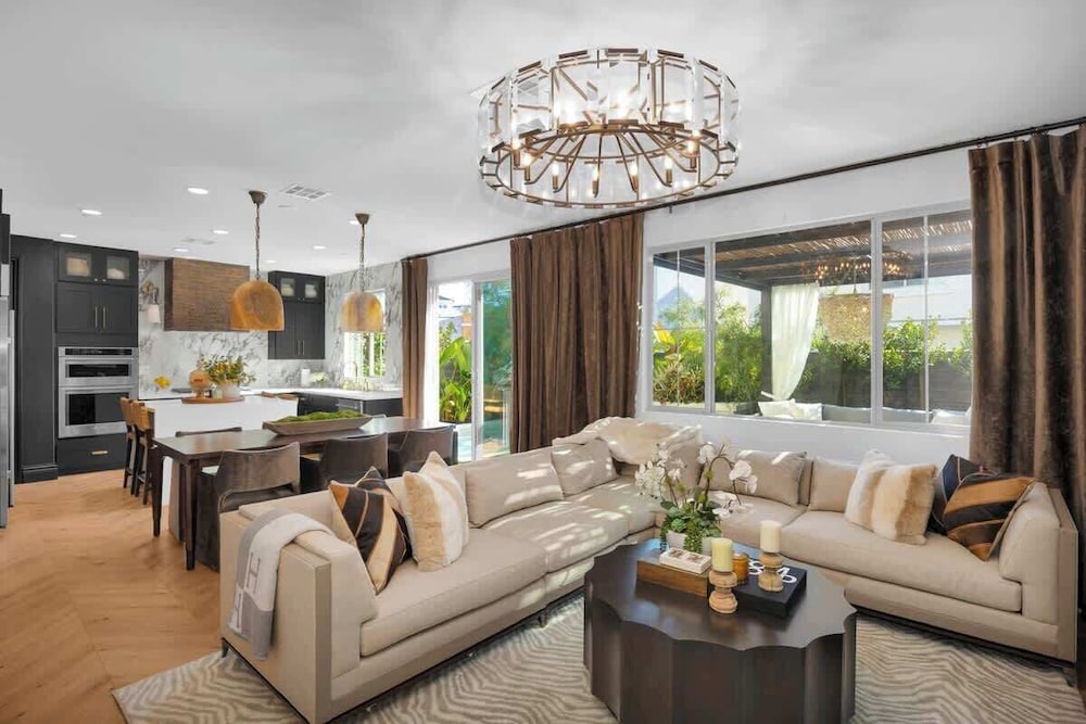 @marbella Lane - Stylish Dream Home in RMV w/ Pool